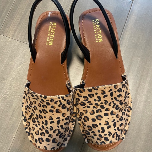 Reaction Kenneth Cole Tan and Black Slingback Sandals - Picture 2 of 3